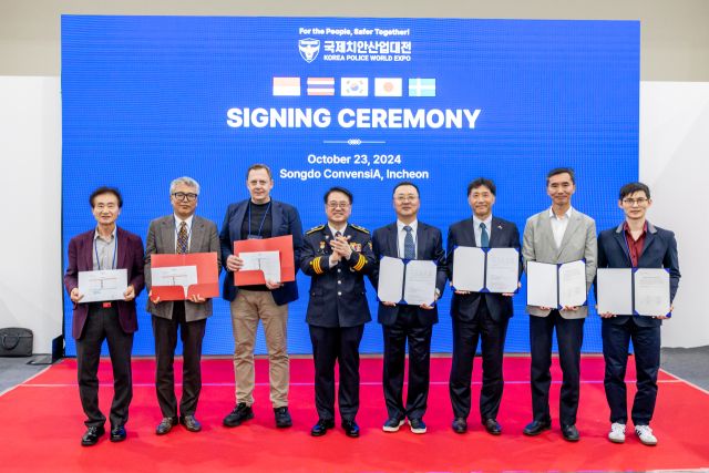 인천관광공사가 최근 인천 연수구 송도컨벤시아에서 ‘국제치안산업대전 수출상담회’를 열고 바이어들과 기념촬영을 하고 있다. 관광공사 제공