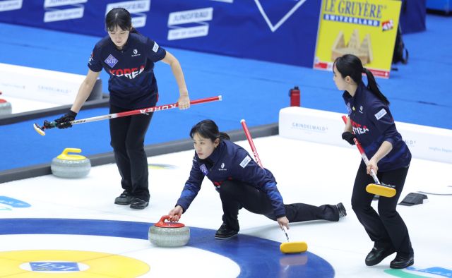 19일 의정부실내빙상장에서 열린 2025 LGT 세계여자컬링선수권대회 캐나다와의 경기에서 한국 대표팀 경기도청 김은지가 투구하고 있다. 왼쪽은 설예은, 오른쪽은 김수지.연합뉴스