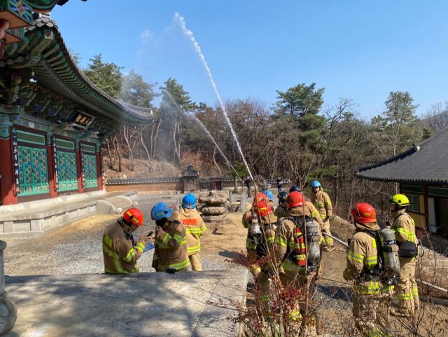 안양소방서는 19일 안양사에서 산림 인접 전통 사찰 합동소방훈련을 실시했다.