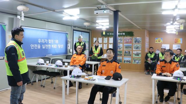 과천소방서가 별양동에 위치한 힐스테이트 과천청사역 오피스텔 공사 현장을 방문해 현장 안전지도를 실시했다. 과천소방서 제공