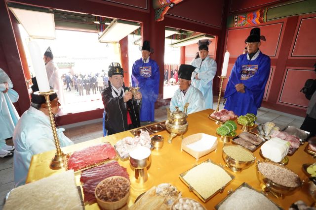 19일 남한산성 숭렬전에서 방세환초헌관이 절을 하고 있다. 광주시제공
