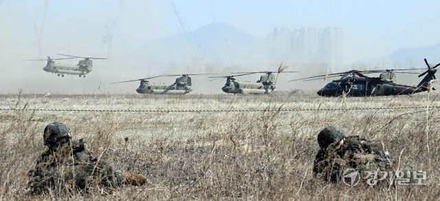 17보병사단 장병들이 19일 인천 서구 장도훈련장에서 실시된 한미연합연습 '자유의 방패'(FS·Freedom Shield TIGER) 공중기동작전에서 블랙호크(UH-60)와 치누크(CH-47) 등 미군 측 항공 자산 16대를 동원한 공중기동을 실시하고 있다. 조병석기자