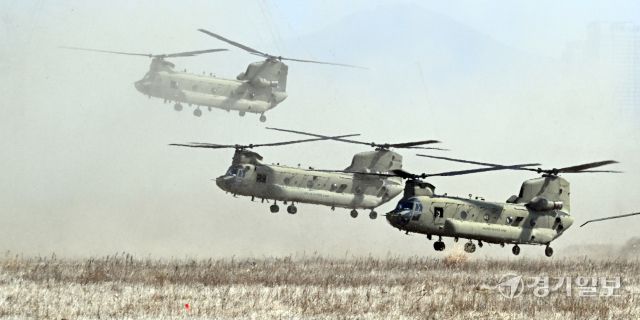 17보병사단 장병들이 19일 인천 서구 장도훈련장에서 실시된 한미연합연습 '자유의 방패'(FS·Freedom Shield TIGER) 공중기동작전에서 블랙호크(UH-60)와 치누크(CH-47) 등 미군 측 항공 자산 16대를 동원한 공중기동을 실시하고 있다. 조병석기자