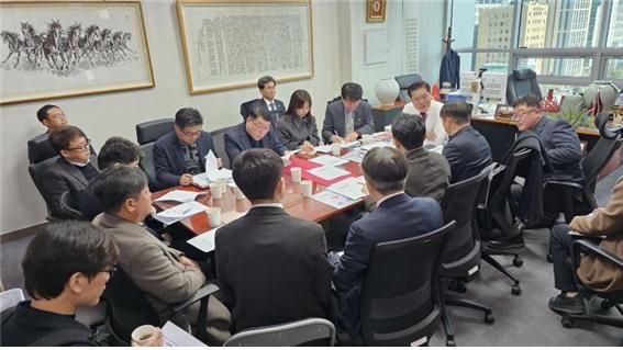 송석준 국회의원이 이천시, 여주시, 충북 음성군 등 3개 시군 및 도로공사, 강동대 관계자 등과 함께 상생과 조화의 중부내륙고속도로 하이패스IC 신규 설치 간담회를 열고 있다. 송석준 의원실 제공.