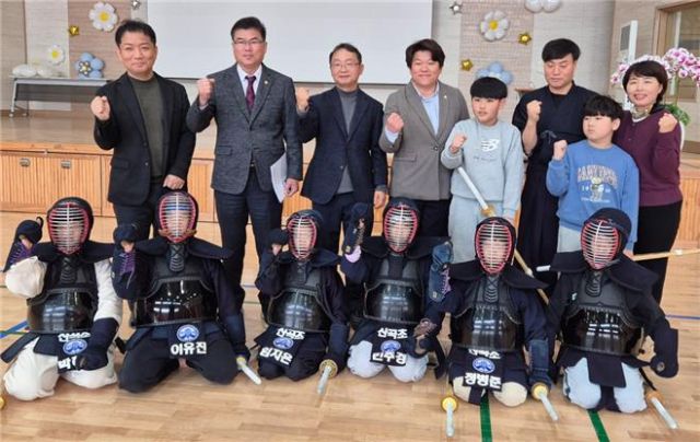 경기도의회 윤태길 의원과 하남시의회 박선미 의원이 산곡초등학교를 찾아 하남시의 자랑 ‘산곡초등학교 검도부’ 학생들과 함께 기념사진을 촬양하고 있다. 박선미 의원 제공