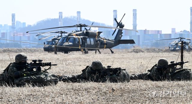 17보병사단 장병들이 19일 인천 서구 장도훈련장에서 실시된 한미연합연습 '자유의 방패'(FS·Freedom Shield TIGER) 공중기동작전에서 블랙호크(UH-60)와 치누크(CH-47) 등 미군 측 항공 자산 16대를 동원한 공중기동을 실시하고 있다. 조병석기자
