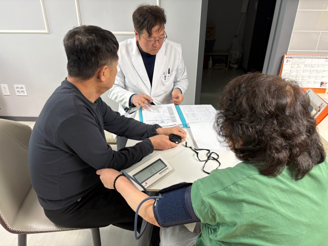 김청기 인천의원 원장이 장애인지원주택에 거주하는 부부 장애인 가정을 방문해 복용 약, 건강검진 결과 등을 기초로 건강상태를 확인하고 있다. 인천시사회서비스원 제공