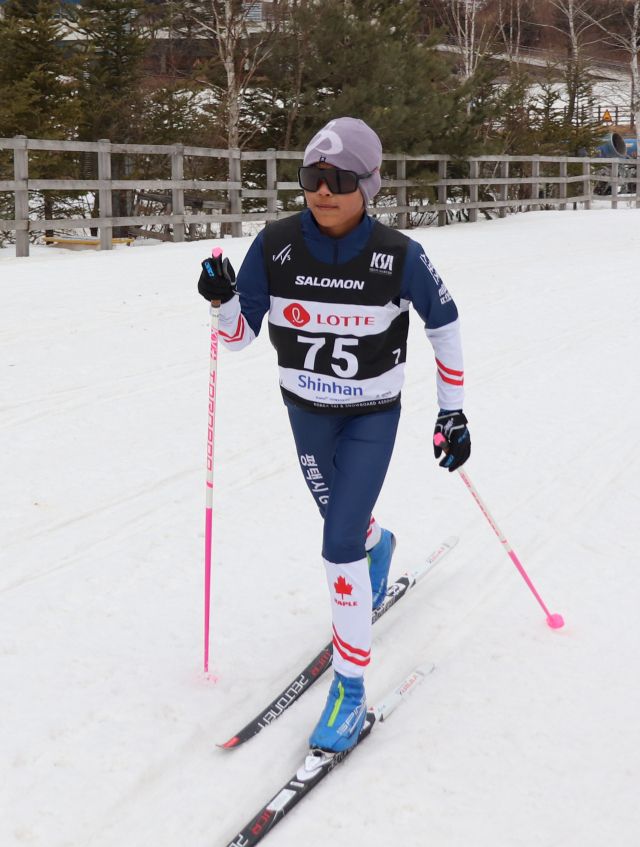 제77회 전국종별스키선수권대회 크로스컨트리 여자 초등부 2.5㎞ 클래식서 2연패를 달성한 서하음이 힘차게 언덕을 오르고 있다.경기도스키협회 제공