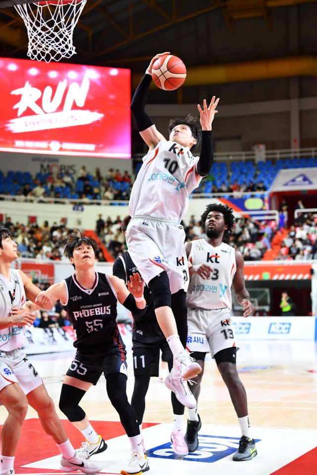 2일 울산 동천체육관에서 열린 현대모비스전서 수원 KT 소닉붐 문성곤이 리바운드 볼을 잡아내고 있다.KBL 제공