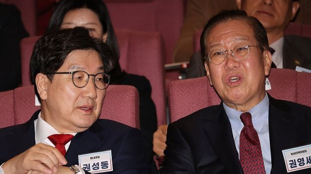 국민의힘 권영세 비상대책위원장, 권성동 원내대표가 26일 충남 천안 재능교육연수원에서 열린 '충청·호남권 광역·기초의원 연수'에서 대화하고 있다. 연합뉴스