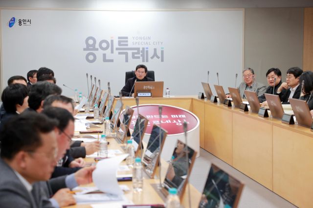 19일 오후 용인특례시청 영상회의실에서 열린 용인 시민프로축구단(가칭 용인FC) 창단 준비회의에서 이상일 시장을 비롯한 관계자들이 의견을 나누고 있다. 용인특례시 제공