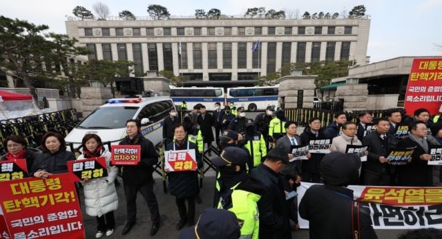 더불어민주당의 헌법재판소 앞 윤석열 대통령 파면 촉구 시위. 연합뉴스