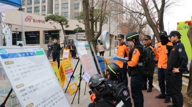 과천소방서는 20일 중앙동에 위치한 과천 힐스테이트 중앙에서 현장대응능력 강화를 위한 고층건축물 현지적응훈련을 실시했다. 과천소방서 제공