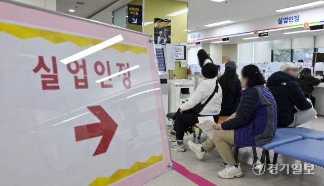 실업급여 올린 뒤, 비정규직 근로자 24만명 증가 [포토뉴스]