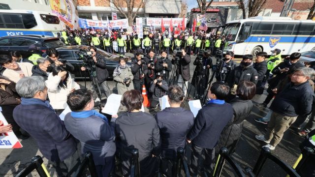 법사위 야당 위원들에게 야유 보내는 윤 대통령 지지자들. 연합뉴스