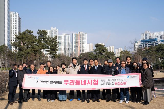 신성영 인천시의회 의원(국민의힘·중구2)이 최근 중구 영종하늘도시 28호 근린공원에서 열린 ‘우리동네 시청’에 참석해 주민들과 기념사진을 촬영하고 있다. 신 의원 제공