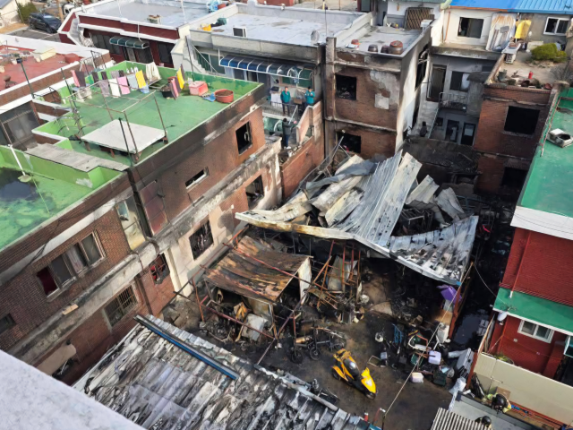 20일 오전 인천 동구 송림동 한 고물상 건물에서 불이 나 일대가 탔다. 사진은 현장 모습. 더불어민주당 허종식 국회의원(인천 동·미추홀구갑) SNS 갈무리