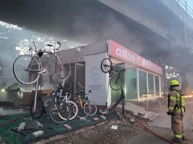21일 오후 용인 수지구 죽전역 인근 한 자전거 판매점 타이어 보관 창고에서 불이 나 소방당국이 현장을 수습하고 있다. 경기도소방재난본부 제공