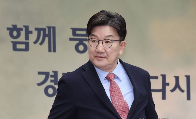 국민의힘 권성동 원내대표가 21일 서울 여의도 국회에서 열린 원내대책회의에 참석하고 있다. 연합뉴스