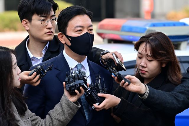 윤석열 대통령 체포 방해 혐의를 받는 김성훈 대통령경호처 차장이 21일 서울 마포구 서울서부지방법원에서 구속 전 피의자 심문(영장실질심사)을 위해 법정으로 향하며 취재진의 질문에 답하고 있다. 연합뉴스