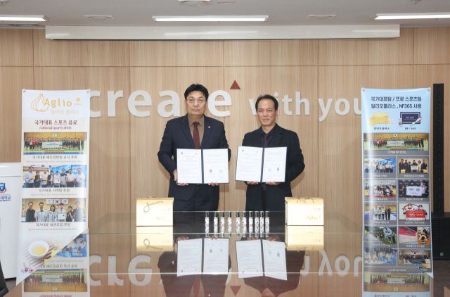 이영훈 경동대 산학부총장(왼쪽)과김해성 ㈜지앤에이치바이오 김해성 회장이 업무협약을 체결하고 기념할영을 하고 있다. 경동대 제공