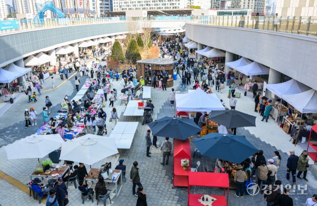 22일 오후 수원특례시 광교 경기융합타운 경기도담뜰에서 열린 준공식에서 시민들이 다양한 부스를 체험하고 있다. 윤원규기자