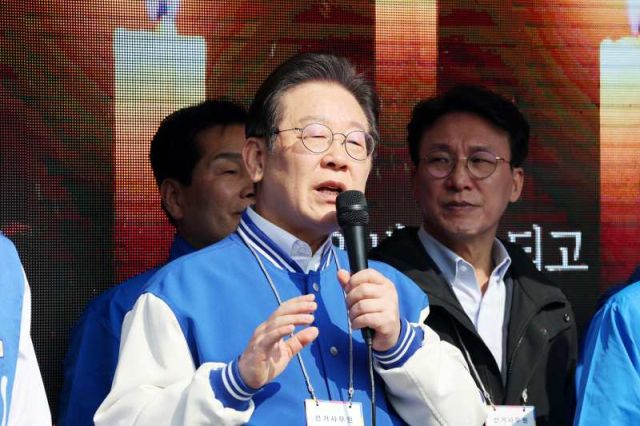 더불어민주당 이재명 대표가 22일 오전 전남 담양군 중앙공원 사거리에서 이재종 후보 지원 유세를 하고 있다. 연합뉴스