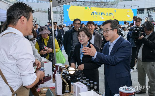 22일 오후 수원특례시 광교 경기융합타운 경기도담뜰에서 열린 준공식에서 김동연 경기도지사가 행사 부스를 둘러보고 있다.