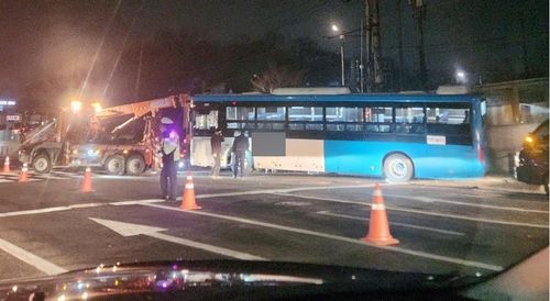 부천 원미구 시내버스와 승용차 추돌사고 현장. 연합뉴스