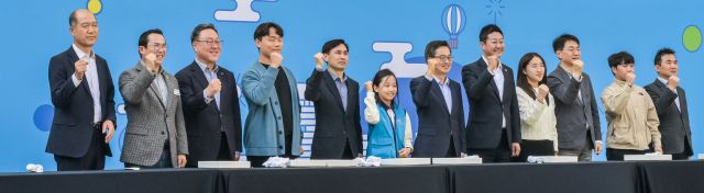 22일 오후 수원특례시 광교 경기융합타운 경기도담뜰에서 열린 ‘경기도담뜰 준공식’에서 김동연 경기도지사, 김진경 경기도의회 의장, 6개 입주기관대표, 도민 대표가 핸드프리핑 후 기념촬영을 하고있다. 윤원규기자