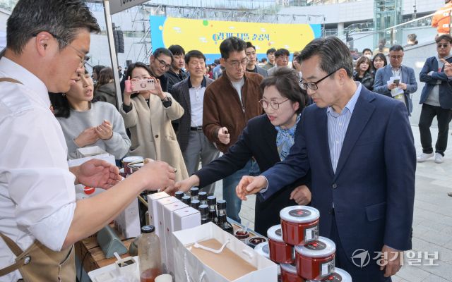 22일 오후 수원특례시 광교 경기융합타운 경기도담뜰에서 열린 준공식에서 김동연 경기도지사가 행사 부스를 둘러보고 있다.