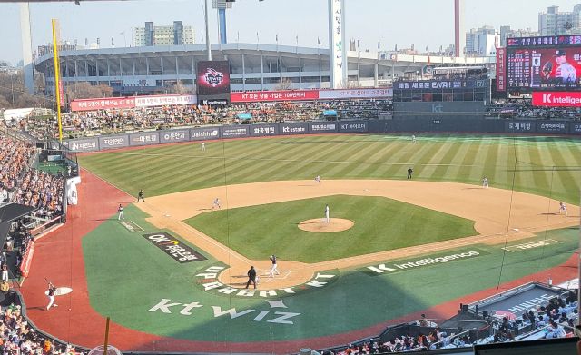 22일 오후 수원 케이티위즈파크에서 KT 위즈와 한화 이글스의 프로야구 개막 경기가 만원 관중이 입장한 가운데 열리고 있다.황선학기자