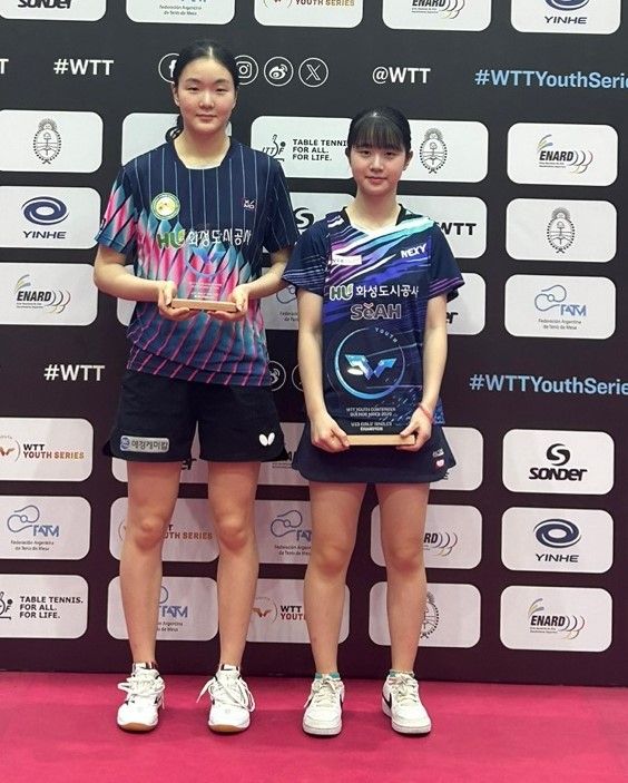 ‘WTT 유스 컨텐더 부에노스아이레스 2025’ 여자 U-19 단식서 우승한 허예림(오른쪽)이 3위를 차지한 팀 선배 김하늘과 기념촬영을 했다.화성도시공사 제공