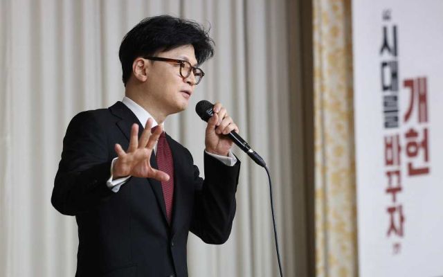 국민의힘 한동훈 전 대표가 18일 대구 북구 경북대학교 경하홀에서 '개헌, 시대를 바꾸자'를 주제로 한 청년 토크쇼를 진행하고 있다. 연합뉴스