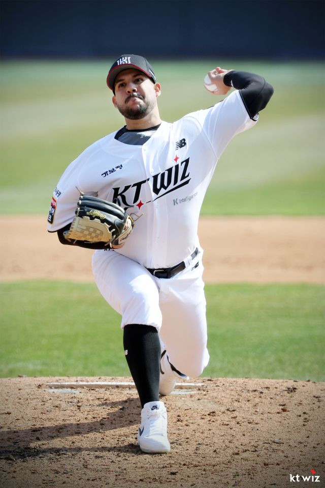 KT 위즈에 새롭게 합류한 외국인 투수 엔마누엘 데 헤이수스가 22일 수원 케이티위즈파크에서 벌어진 ‘2025 신한 SOL Bank KBO리그’ 한화와 개막전서 역투하고 있다. KT 위즈 제공
