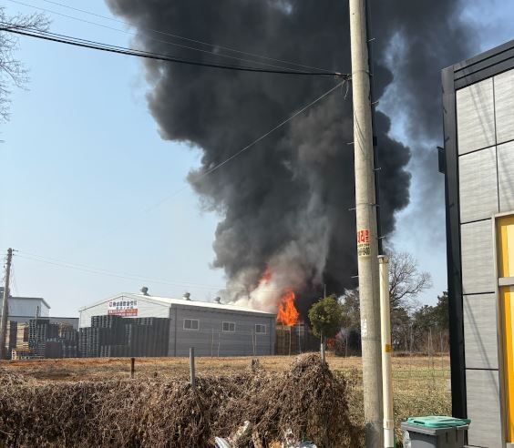 22일 오후 12시30분께 화성시 정남면 한 공장에서 화재가 발생했다. 화성소방서 제공