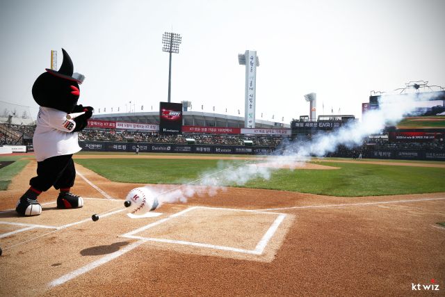 22일 수원 KT위즈파크서 열린 ‘2025 신한 SOL Bank KBO 리그’ KT 위즈와 한화 이글스의 개막 경기에 앞서 라인 로켓 시구가 진행되고 있다.KT 위즈 제공