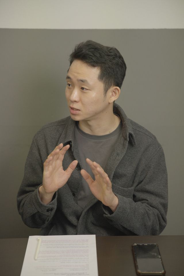 지난 22일 오전 서울에서 만난 조기현 n인분 대표가 가족돌봄 청(소)년 관련 제도 개선에 대한 의견을 설명하고 있다. 김종연PD