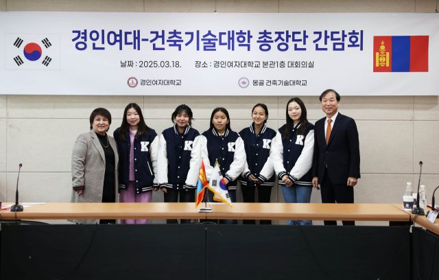 경인여자대학교 외국인 유학생 대상 요양보호사 양성 과정 첫 입학생들이 육동인 총장(오른쪽)과 기념촬영을 하고 있다. 경인여대 제공