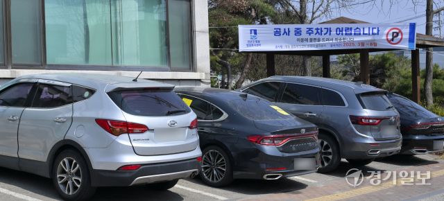 수원 평동 행정복지센터 주차장 장악한 장기 불법 주차차량 [포토뉴스]