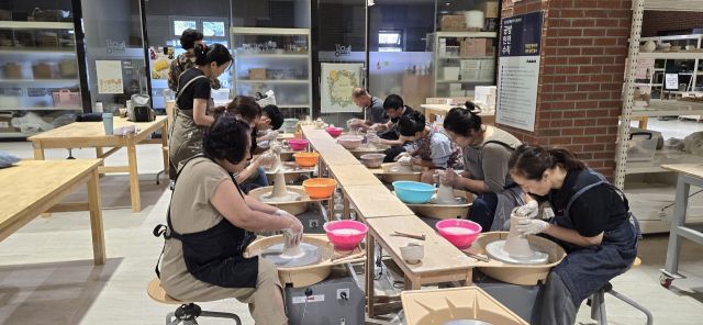 한국도자재단이 지난해 진행한 ‘매칭 공예교육’ 사업 모습. 한국도자재단 제공