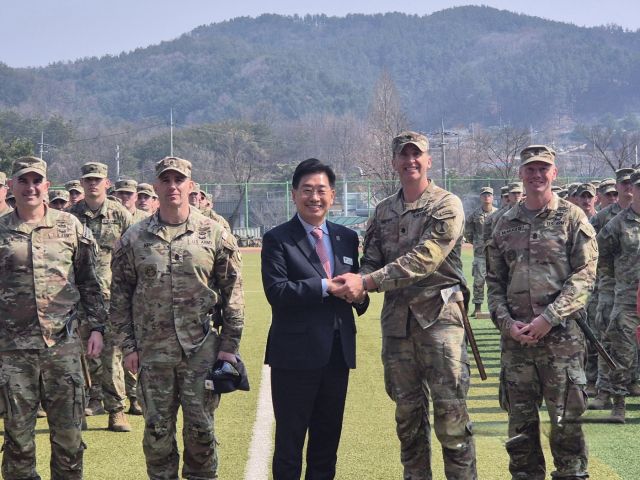 전진선 양평군수가 지난 21일 지평면 지평리전투 격전지에서 미 2사단 23연대 1대대 장병들과 악수를 하고 있다. 양평군 제공