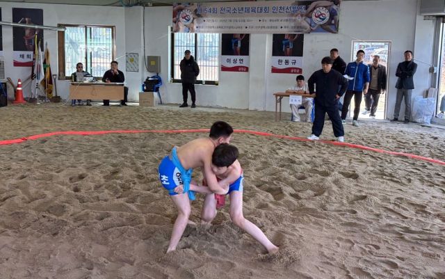 22일 인천 연수구 용담공원 씨름경기장에서 열린 제54회 전국소년체육대회 인천 대표 선발전에 출전한 선수들이 시합을 하고 있다. 이민우기자