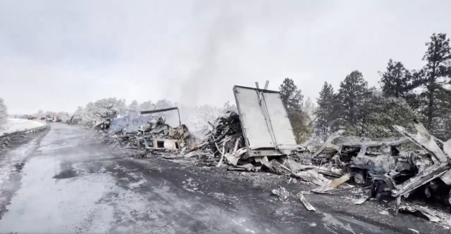 지난 13일 미국 40번 고속도로에서 발생한 교통사고 현장. 애리조나 공공안전부 엑스(X·옛 트위터) 캡처