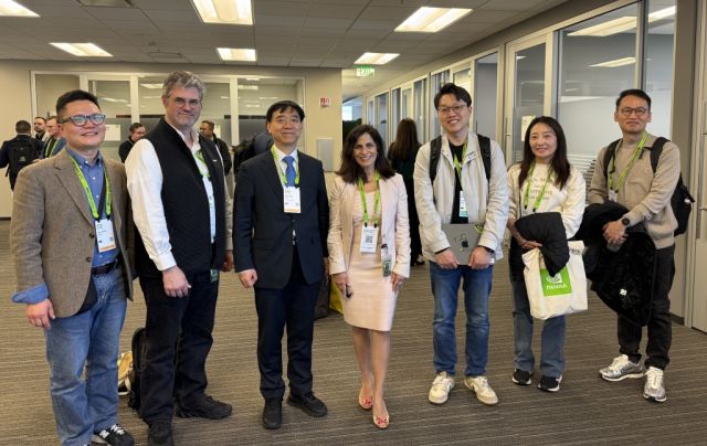 지난 17~21일 5일간 미국 캘리포니아 산호세에서 열린 세계 최대 AI 콘퍼런스 ‘엔비디아 GTC 2025’에 참석한 경기도 대표단이 기념사진을 촬영하고 있다. 경기도 제공