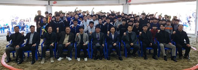 22일 인천 연수구 용담공원 씨름경기장에서 열린 제54회 전국소년체육대회 인천 대표 선발전 및 제42회 인천씨름협회장기 장사씨름대회에 앞서 김정섭 인천씨름협회장 등 임원진과 선수들이 기념촬영을 하고 있다. 이민우기자