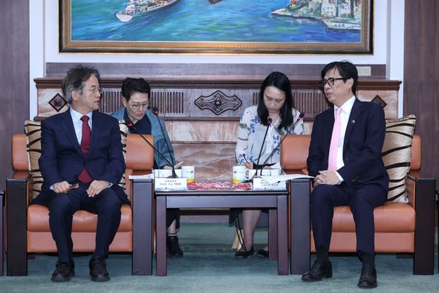 지난 22일 가오슝시청에서 이동환 고양특례시장(사진 왼쪽)과 천치마이 가오슝시장이 두 도시의 협력방안에 대해 이야기를 나누고 있다. 고양특례시 제공
