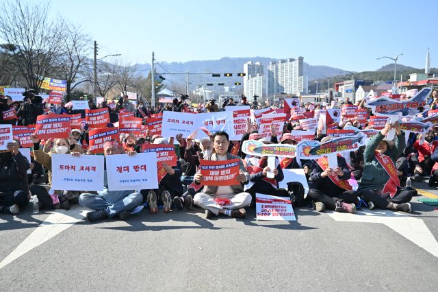 포천시민들이 지난 19일 열린 총궐기대회에서 특별법 제정을 촉구하고 있다. 경기도 제공.