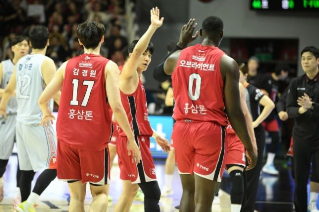 23일 안양 정관장아레나서 열린 ‘2024-2025 KCC 프로농구’ 홈 경기에서 울산 현대모비스에 승리를 거둔 안양 정관장 선수들이 기쁨을 나누고 있다. 정관장 구단 제공
