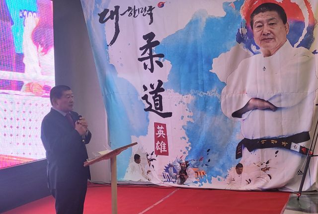 24일 오후 포천시 명장시대 포천점에서 열린 제4대 경기도유도회 회장 취임식에서 서정복 회장이 취임사를 하고 있다.황선학기자